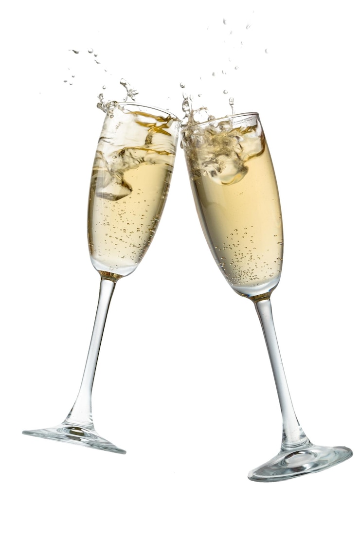Photo toasting champagne flutes