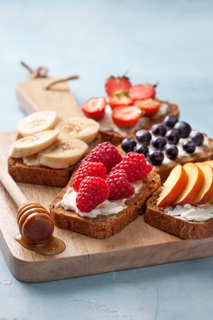 Foto toast con crema di formaggio e frutti di bosco freschi