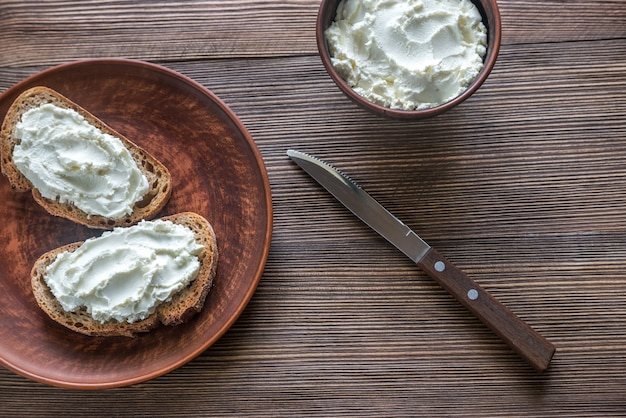 Toasts with cream cheese