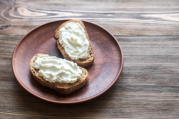 Toasts with cream cheese