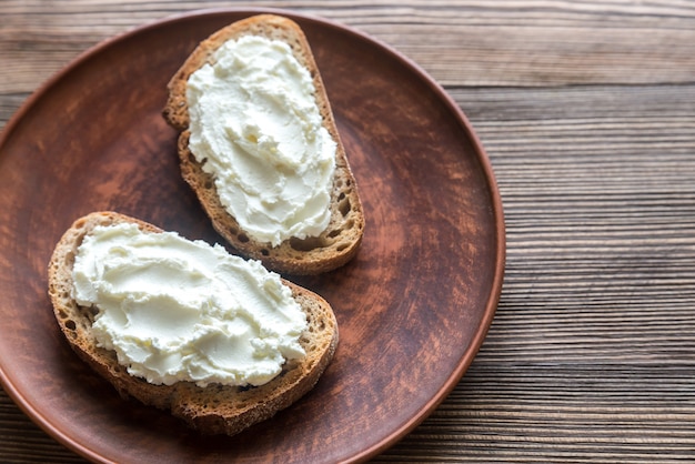 Toasts with cream cheese