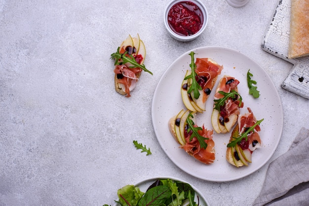 Toasts with pear and prosciutto