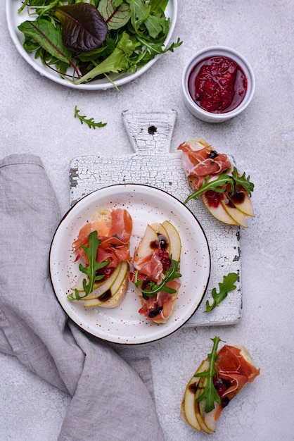 Toasts with pear and prosciutto