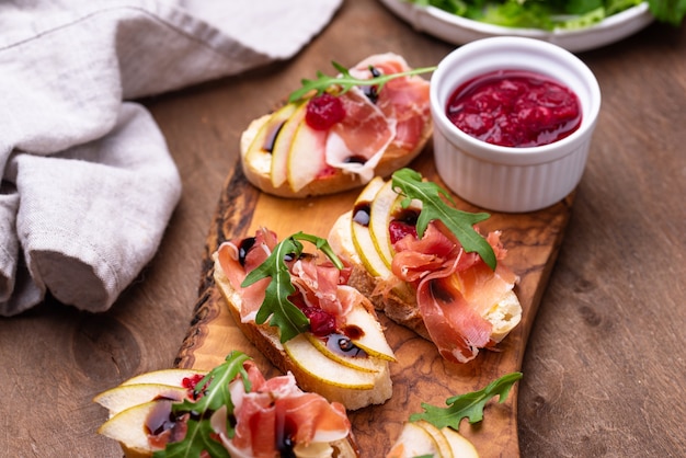 Toasts with pear and prosciutto