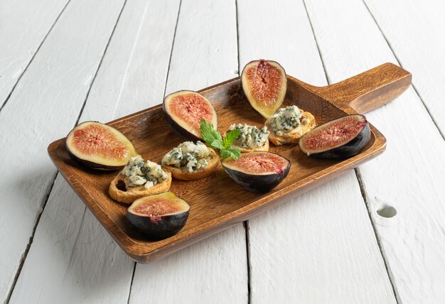 Toasts with Roquefort cheese and fresh figs