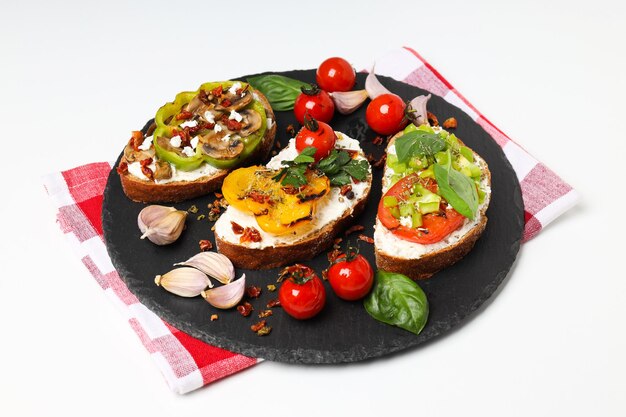 Photo toasts with tasty grilled vegetables concept of delicious appetizer