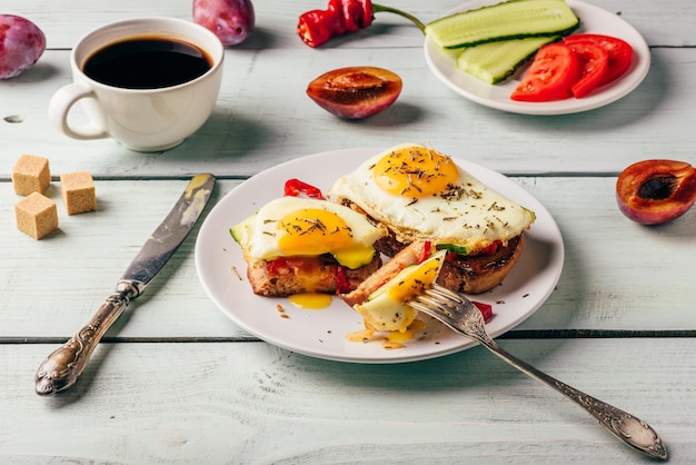 写真 野菜と目玉焼きのトーストとコーヒー