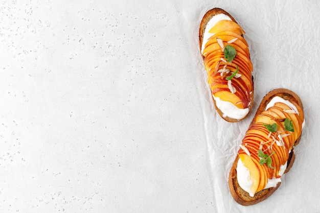 Toastsnack bruschetta sandwiches met roomkaas en nectarine perzik Broodje gezond fruit Top