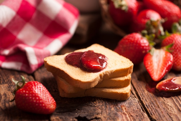 Toastsnack met aardbeienjam