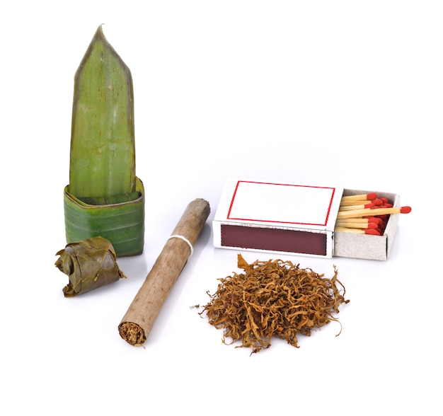 Photo tobacco , cigarette and food wrapped in leaves on white background