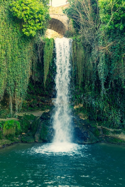 Водопад Тобера в Бургосе, окруженный зеленой растительностью, расположенный в Кастилии и Леоне, Испания
