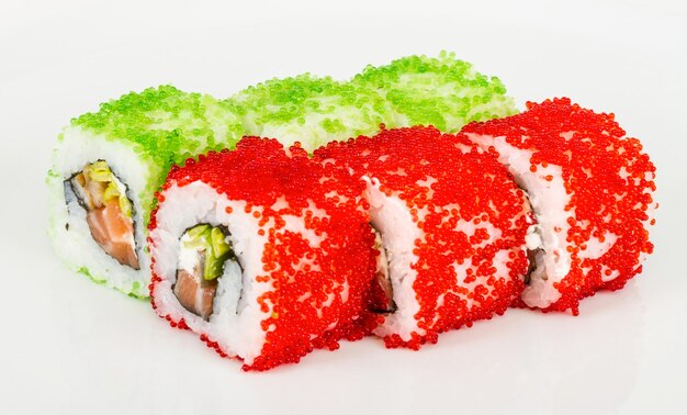 Tobiko Spicy Maki Sushi Hot Roll met verschillende soorten Tobiko vliegende viskuit buiten en zalm binnen