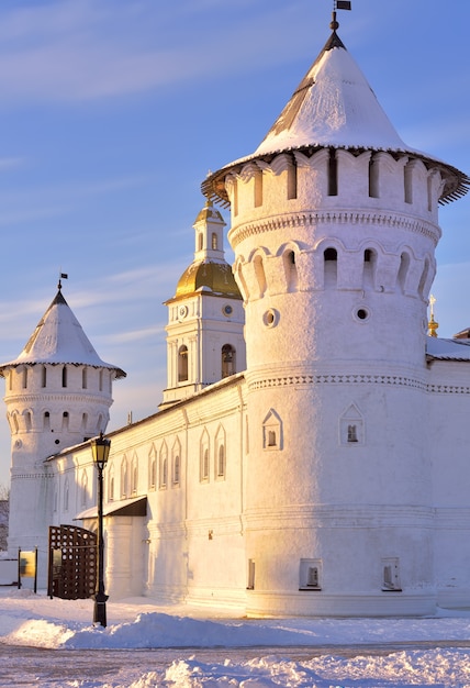 겨울의 토볼스크 크렘린 타워와 게스트 야드의 벽 XVIII의 고대 러시아 건축
