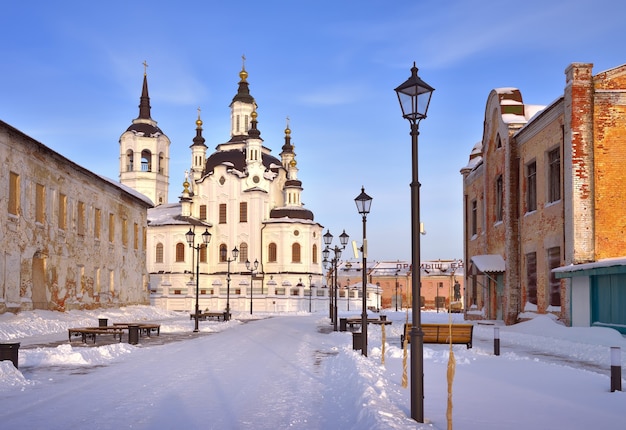 겨울의 토볼스크 낮은 마을의 미라 거리 사가랴와 엘리사벳 교회