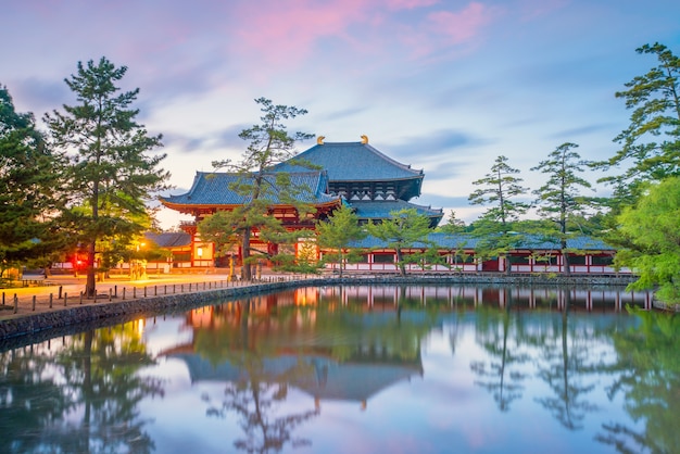 日没時の奈良の東大寺