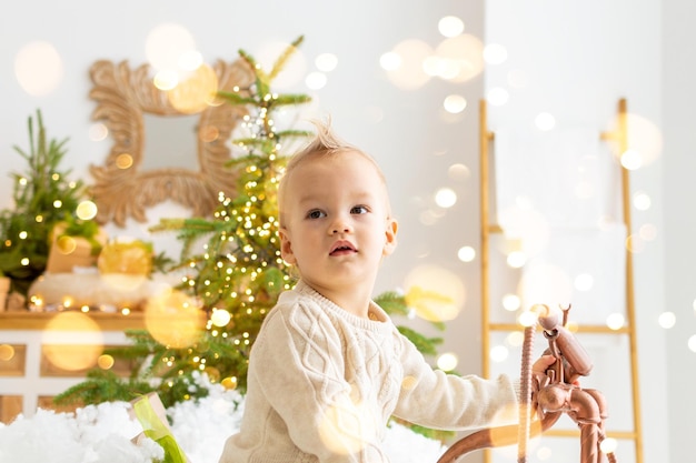 写真 クリスマスのインテリアの幼児の男の子寝室の居心地の良いベッドの装飾されたクリスマスのインテリアデザイン