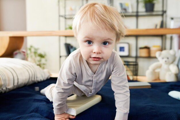 彼のアクティブな時間の間に這う幼児