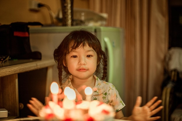 家で3歳の誕生日を祝う幼児の女の子