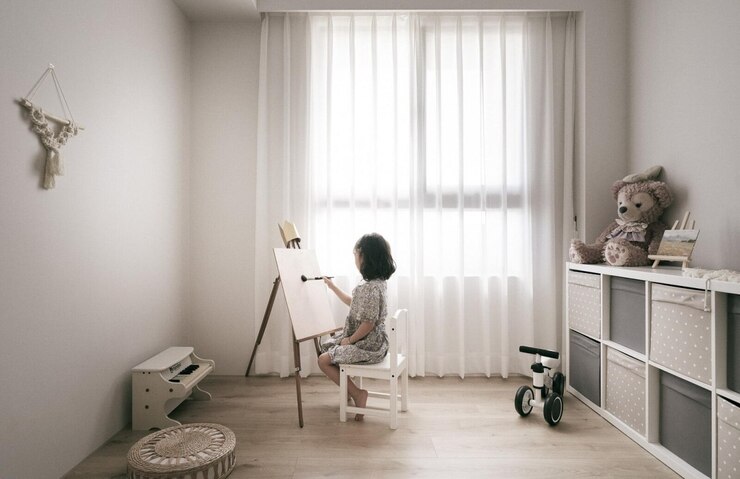 Photo 幼児 の 少女 が 絵 を 描き て いる
