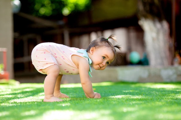 Photo toddler girl playing outdoor