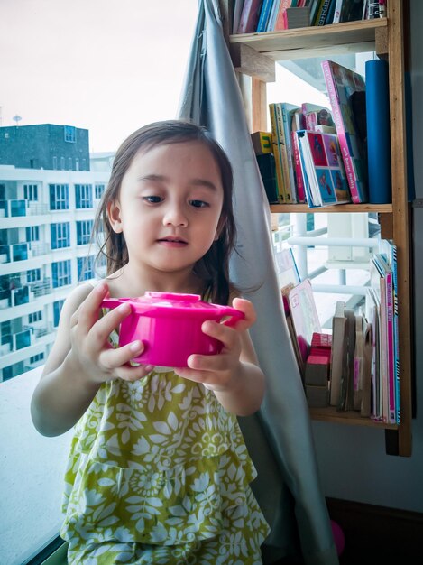 Foto bambina che gioca in cucina a casa