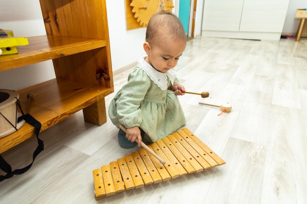 木琴を演奏する幼児