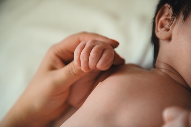 La mano del bambino nella mano della madre