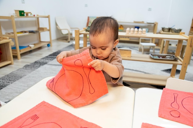 Photo toddler setting up table