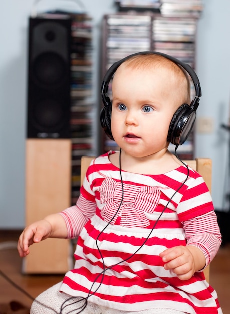 Photo toddler with headphones