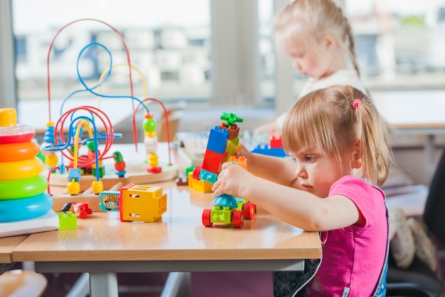 写真 幼稚園で遊んでいる幼児