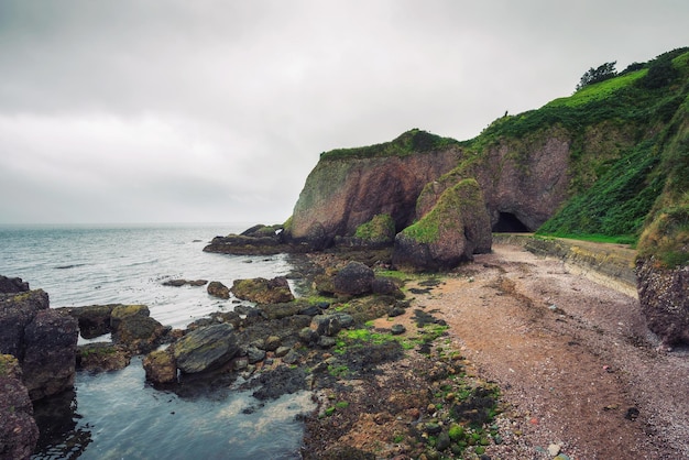 Toegang tot de Cushendun-grot in Noord-Ierland