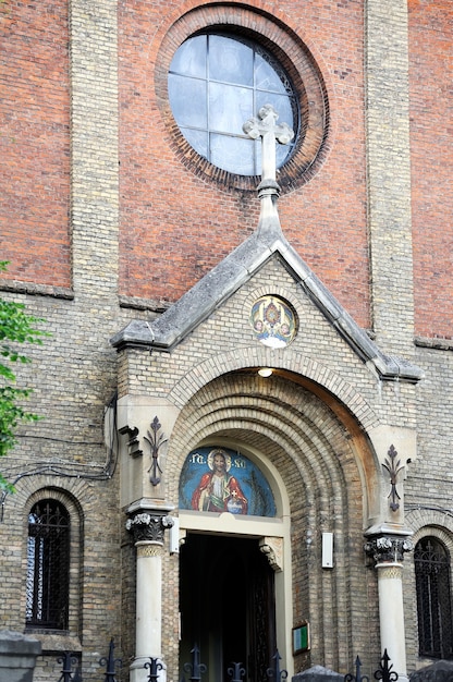 Foto toegang tot de kerk. lviv oekraïne