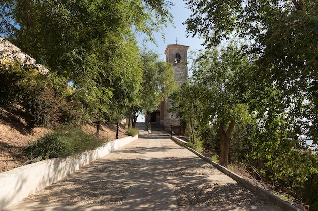 Toegang tot de kerk van San Juan Bautista in Hita Guadalajara, Spanje