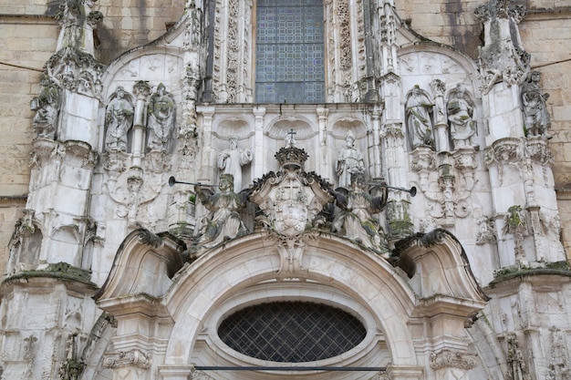 Toegang tot de Santa Cruce-kerk in Coimbra, Portugal