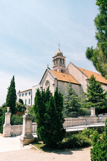 Toegang tot het klooster van st franz in sibenik