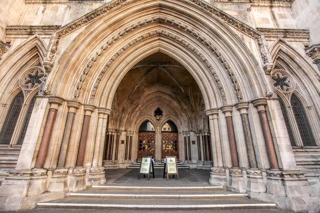 Toegang tot het Koninklijk Hof van Justitie