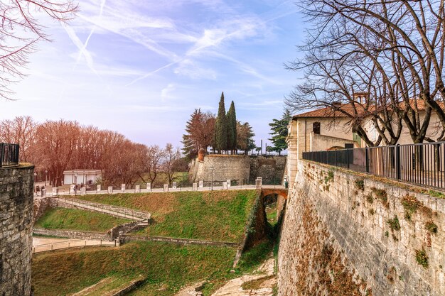 Toegang tot het middeleeuwse kasteel van Brescia in Italië