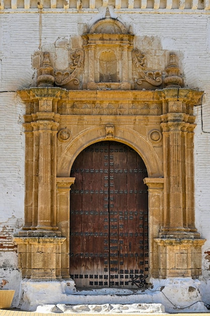 Toegangsdeur naar de kerk van onze lieve vrouw van de presentatie van cortes de graena granada