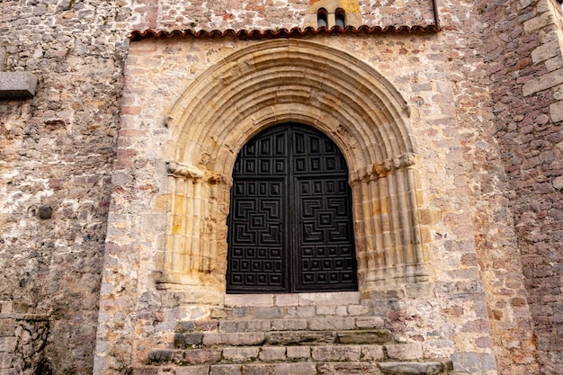 Toegangsdeur naar de romaanse kerk van santa maria del conceyu in llanes