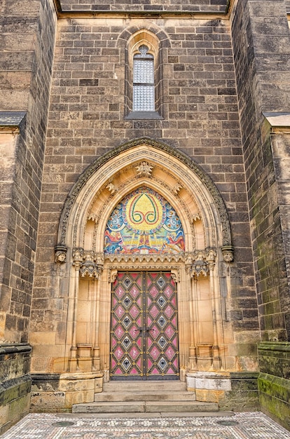 Toegangsdeur van de Sint-Petrus-en-Pauluskathedraal in Praag