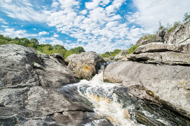 Toegangspoort van een kleine waterval in Tarariras, Colonia, Uruguay