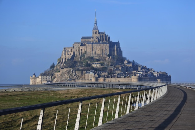 Foto toegangsweg naar mont saint michel normandie