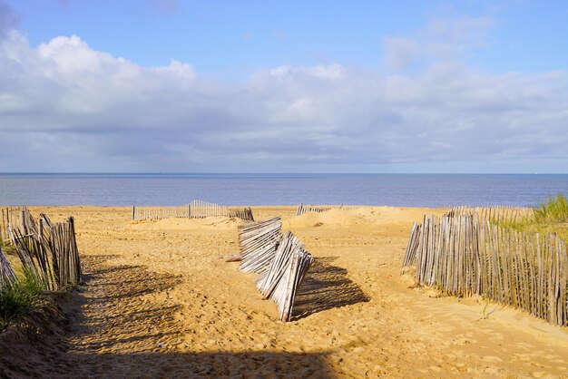 Toegangsweg tot zandstrand in Chatelaillon Plage stadszee in Frankrijk