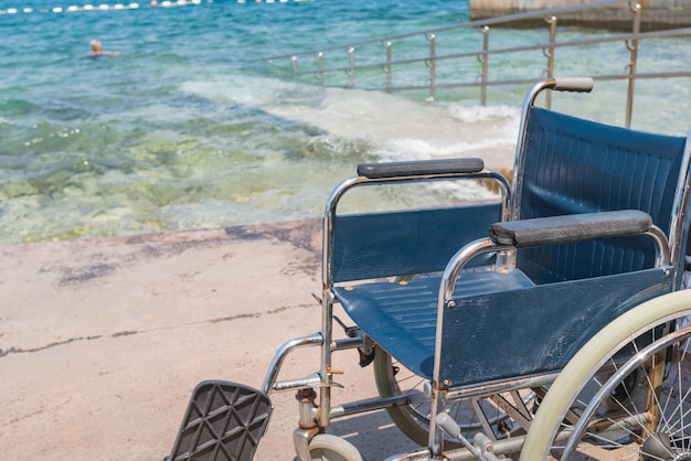 Toegankelijk strand met rolstoel met oprit voor personen met een handicap