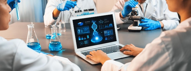 Foto toegewijde groep wetenschappers die werken aan geavanceerde biotechnologische computersoftware om dna-gegevens te bestuderen of te analyseren na een wetenschappelijke doorbraak uit chemische experimenten in een medisch laboratorium neoterisch