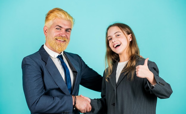 Toekomstige generatie vervangt zielsverwanten van vader en dochter in de voetsporen van vader familiebedrijf versnellingsconcept startup bedrijf oprichters van man en klein meisje managementteam