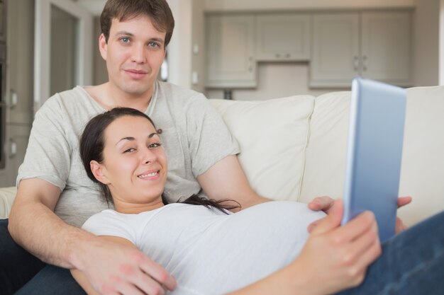 Toekomstige ouders die het e-boek gebruiken en ontspannen