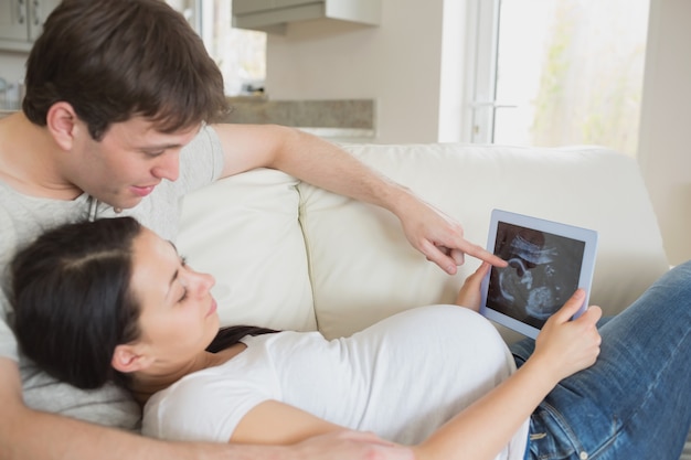 Toekomstige ouders kijken naar echografie op tablet pc