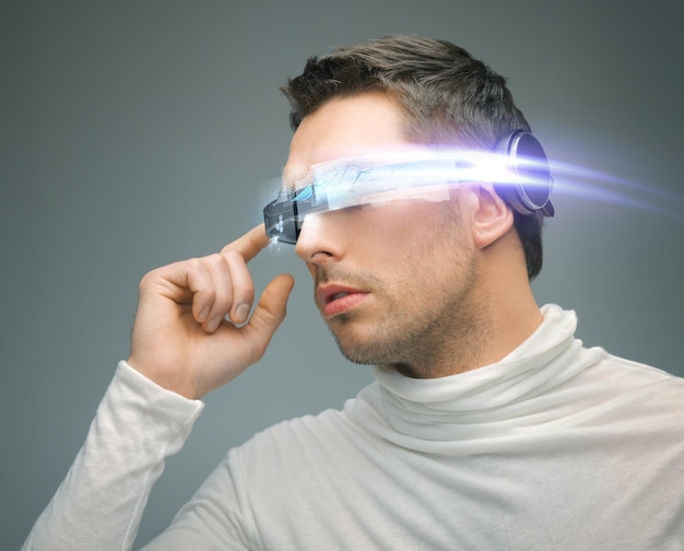 toekomstige technologie en science fiction concept - man met digitale bril