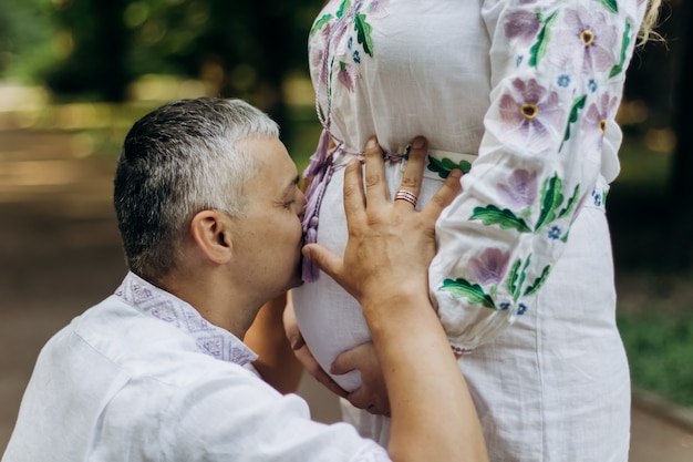 Toekomstige vader zoenen buik van zijn zwangere vrouw